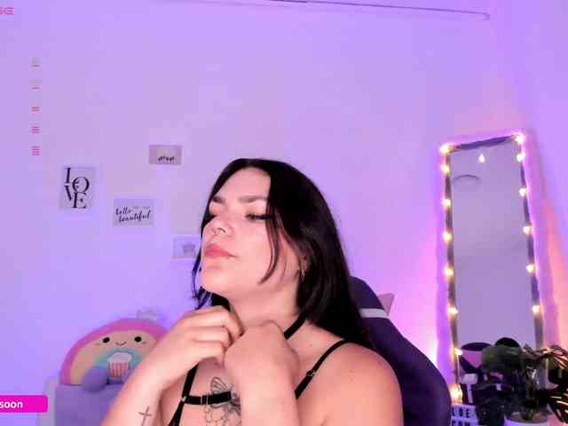 LiaTomson webcam