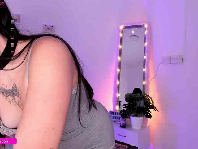 LiaTomson webcam