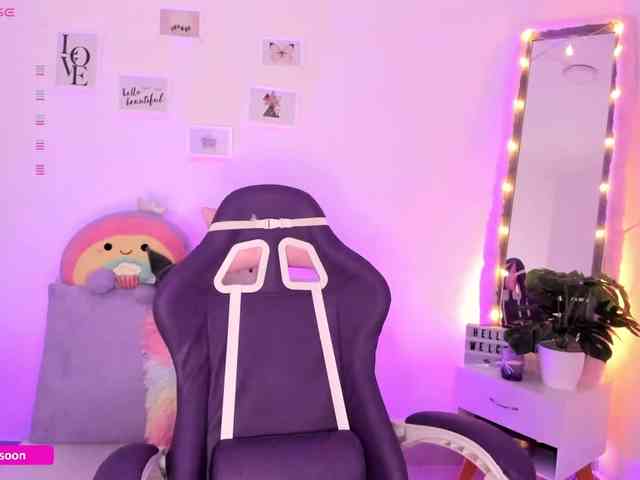 LiaTomson webcam