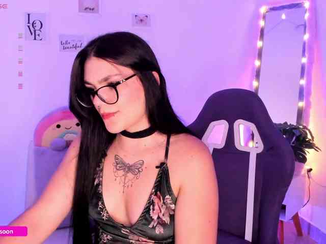LiaTomson webcam
