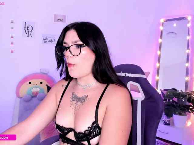 LiaTomson webcam