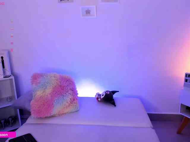 LiaTomson webcam