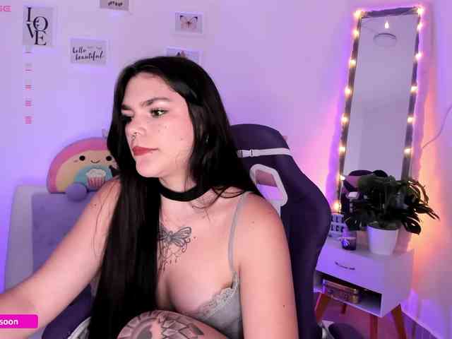 LiaTomson webcam
