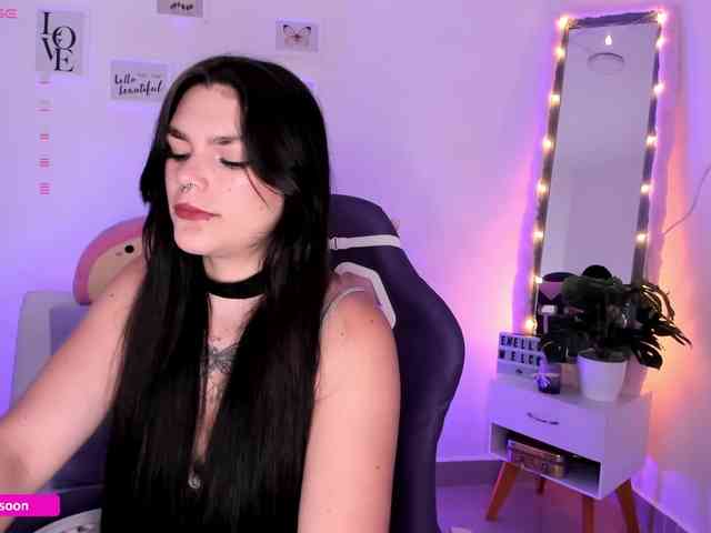 LiaTomson webcam