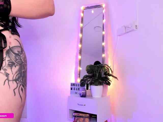 LiaTomson webcam