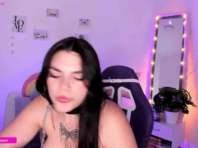 LiaTomson webcam