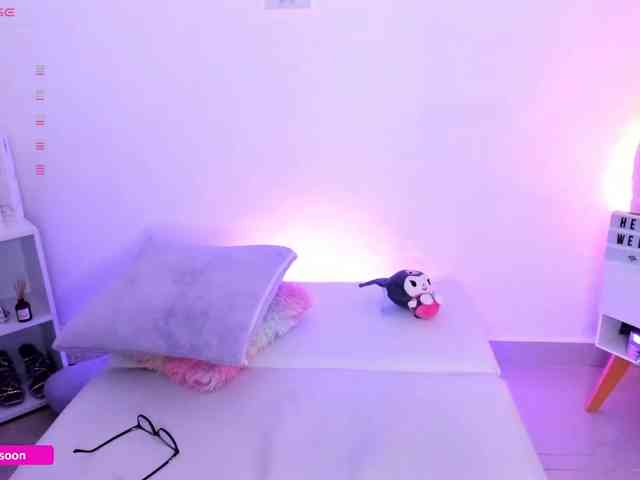 LiaTomson webcam