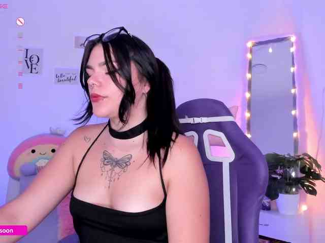 LiaTomson webcam