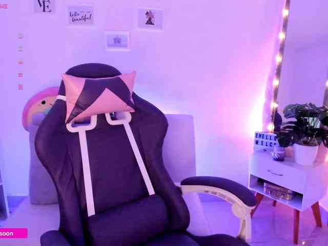 LiaTomson webcam
