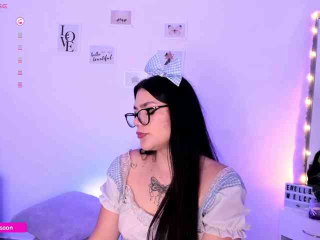 LiaTomson webcam