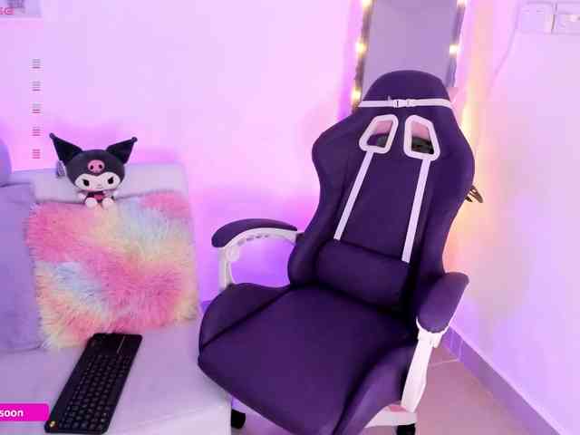 LiaTomson webcam