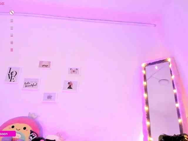 LiaTomson webcam