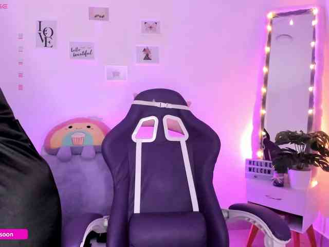 LiaTomson webcam