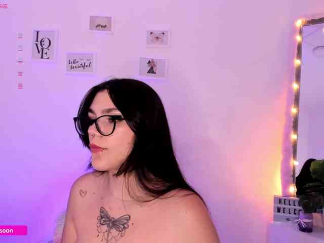 LiaTomson webcam