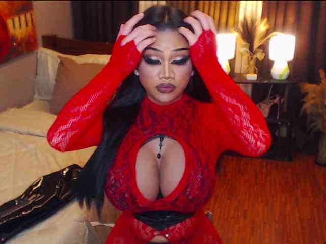 HugeCockSelena Live Webcam on BongaCams