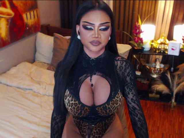 HugeCockSelena Live Webcam on BongaCams