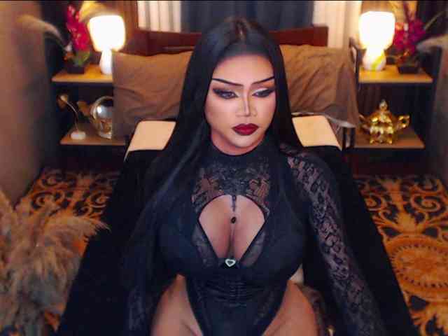 HugeCockSelena Live Webcam on BongaCams