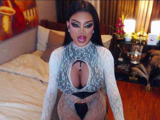 HugeCockSelena Live Webcam on BongaCams