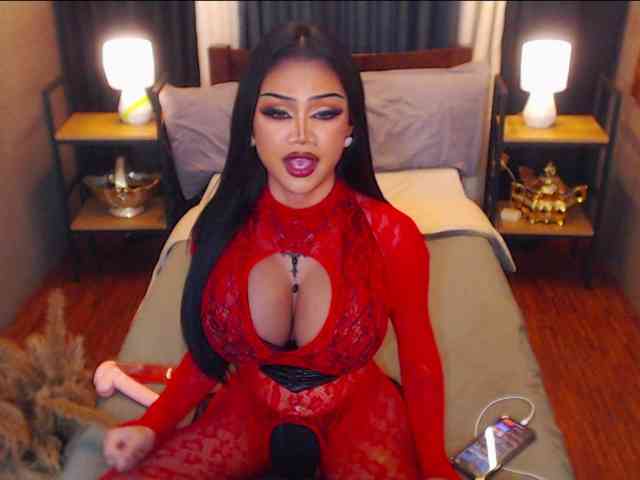 HugeCockSelena Live Webcam on BongaCams