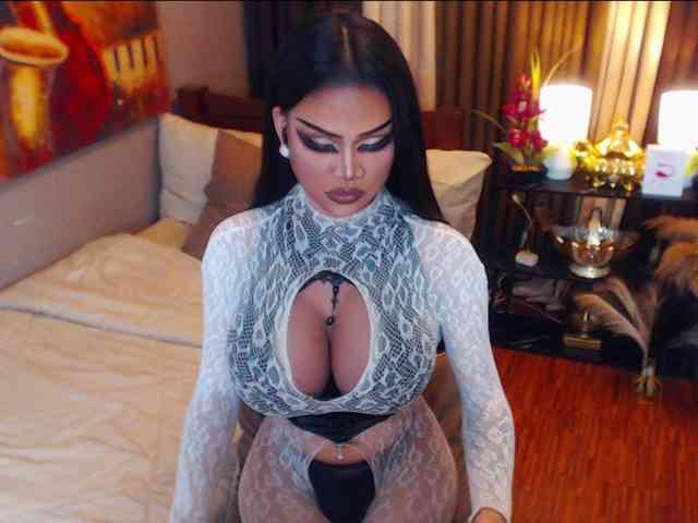 HugeCockSelena Live Webcam on BongaCams