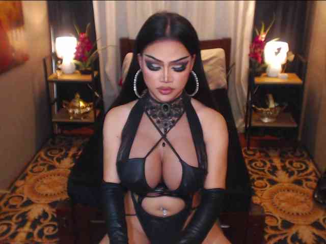 HugeCockSelena Live Webcam on BongaCams