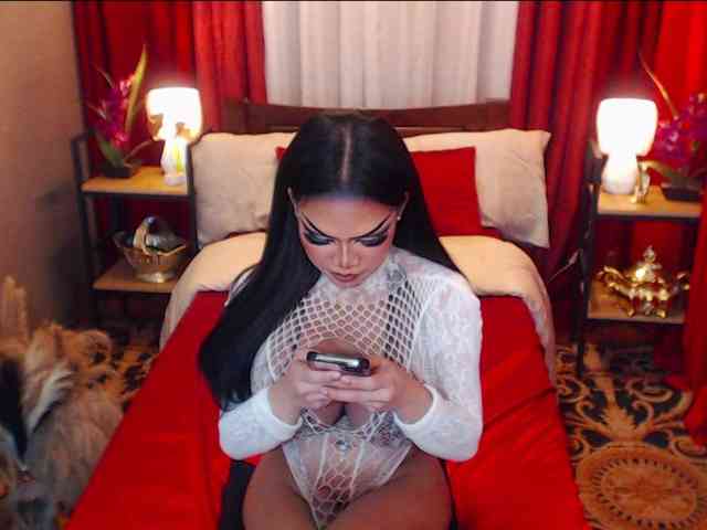 HugeCockSelena Live Webcam on BongaCams