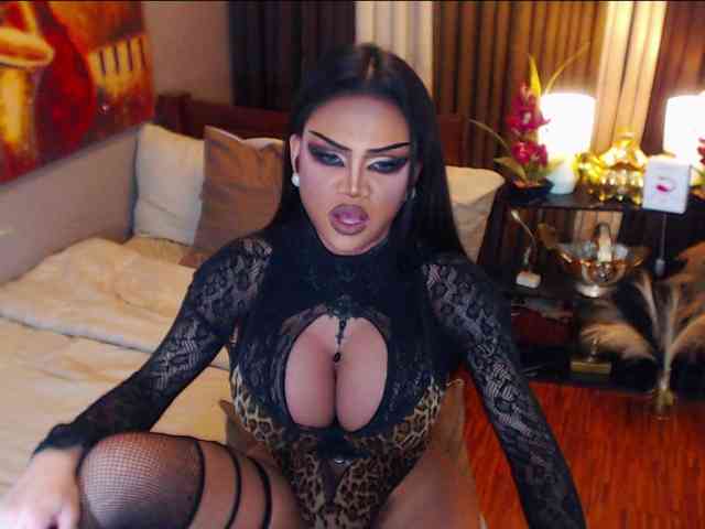 HugeCockSelena Live Webcam on BongaCams