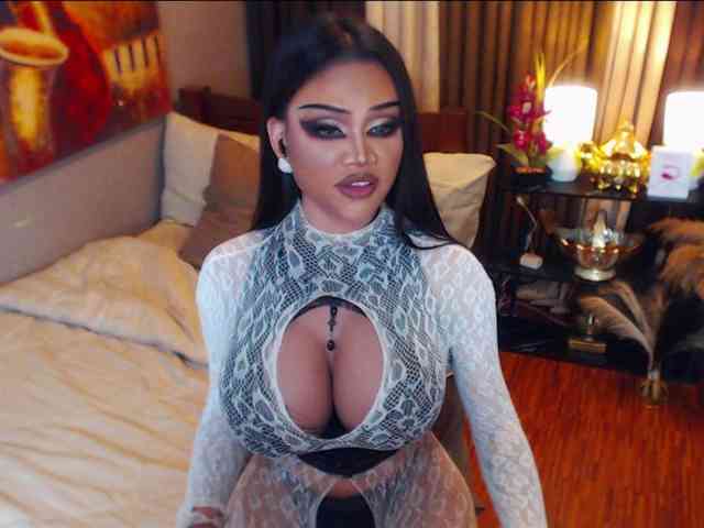 HugeCockSelena Live Webcam on BongaCams