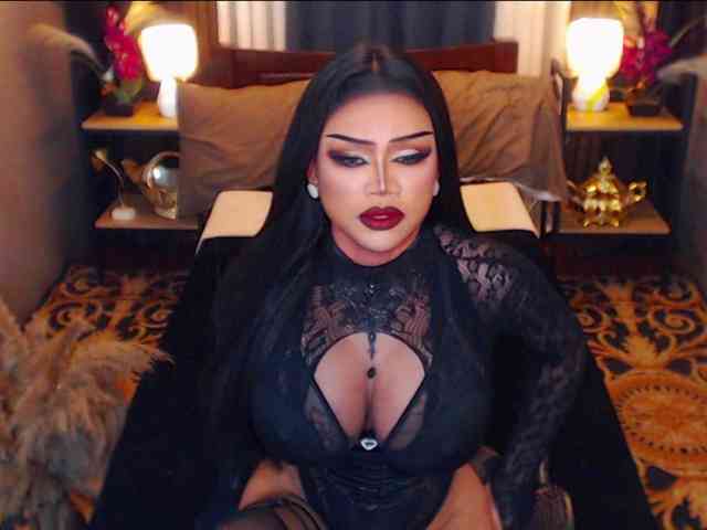 HugeCockSelena Live Webcam on BongaCams