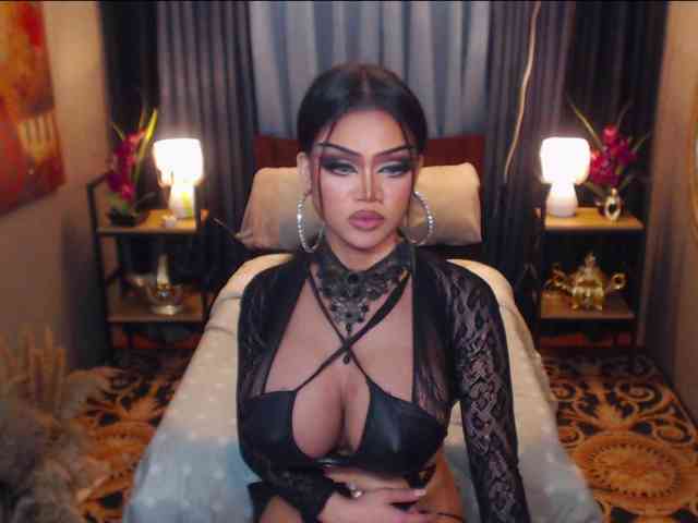 HugeCockSelena