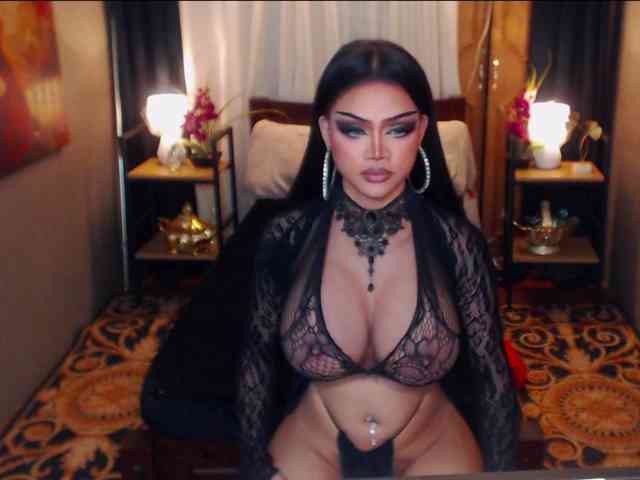 HugeCockSelena Live Webcam on BongaCams