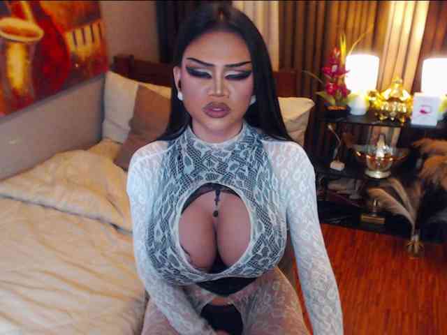 HugeCockSelena Live Webcam on BongaCams