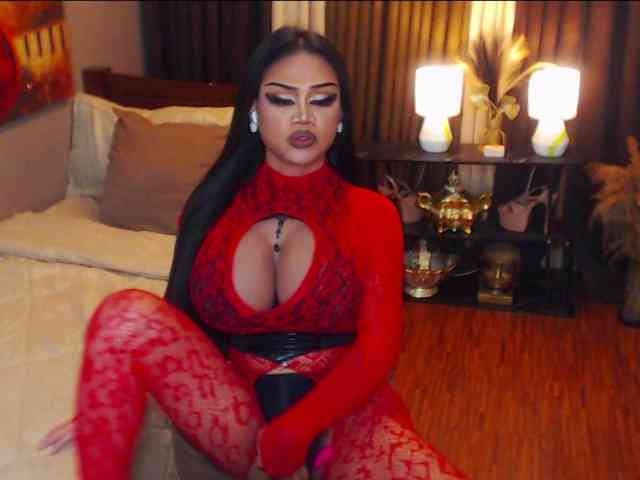 HugeCockSelena Live Webcam on BongaCams