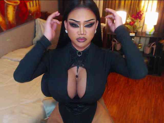 HugeCockSelena Live Webcam on BongaCams