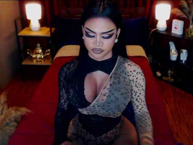 HugeCockSelena Live Webcam on BongaCams