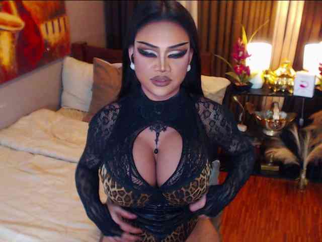 HugeCockSelena Live Webcam on BongaCams