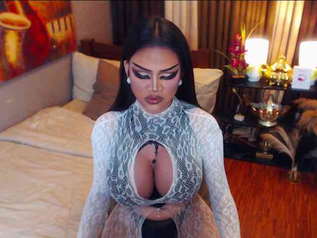 HugeCockSelena Live Webcam on BongaCams