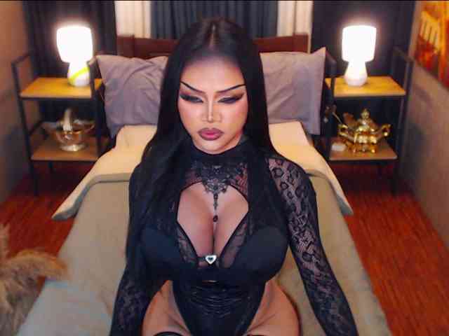 HugeCockSelena Live Webcam on BongaCams