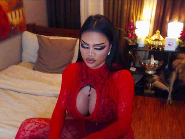 HugeCockSelena Live Webcam on BongaCams