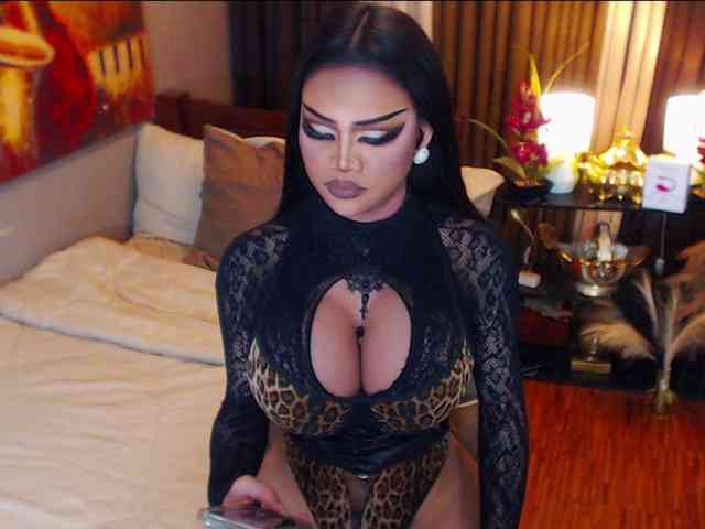 HugeCockSelena Live Webcam on BongaCams