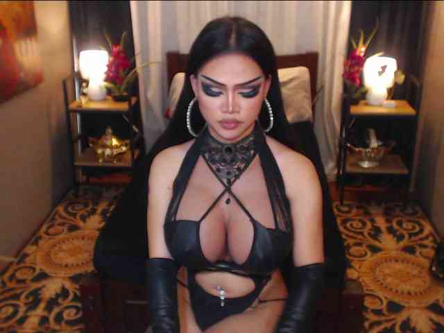 HugeCockSelena Live Webcam on BongaCams