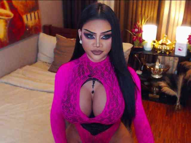 HugeCockSelena Live Webcam on BongaCams