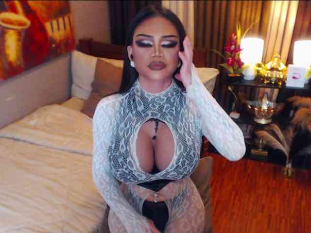 HugeCockSelena Live Webcam on BongaCams