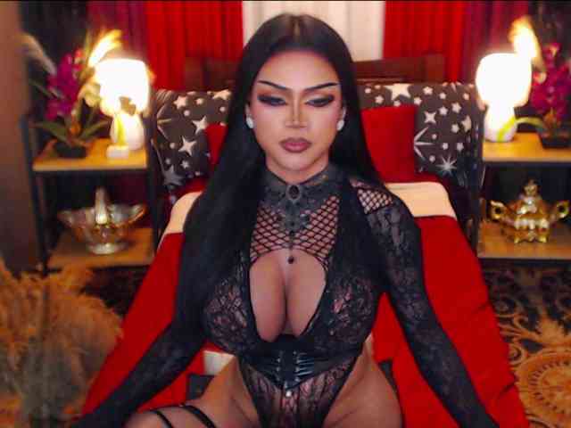 HugeCockSelena Live Webcam on BongaCams
