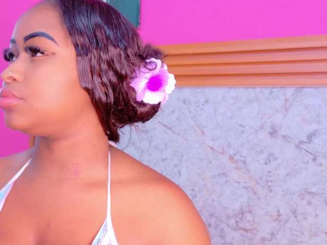 le modèle friendsmom est en webcam porno dans un show sur le site bongacams, il possède les tags suivants: Ebony,Redhead,Shaved