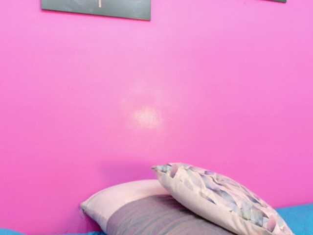 friendsmom webcam bongacams model stream image