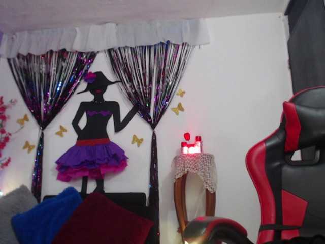 sarasmith2's BongaCams show and profile