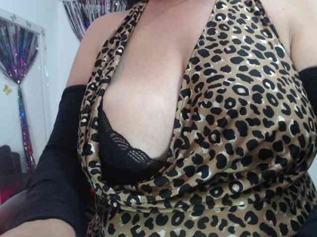 sarasmith2 Live Webcam on BongaCams