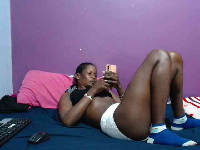 Petitegirly Live Webcam on BongaCams