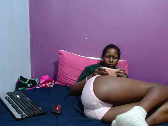 Petitegirly webcam